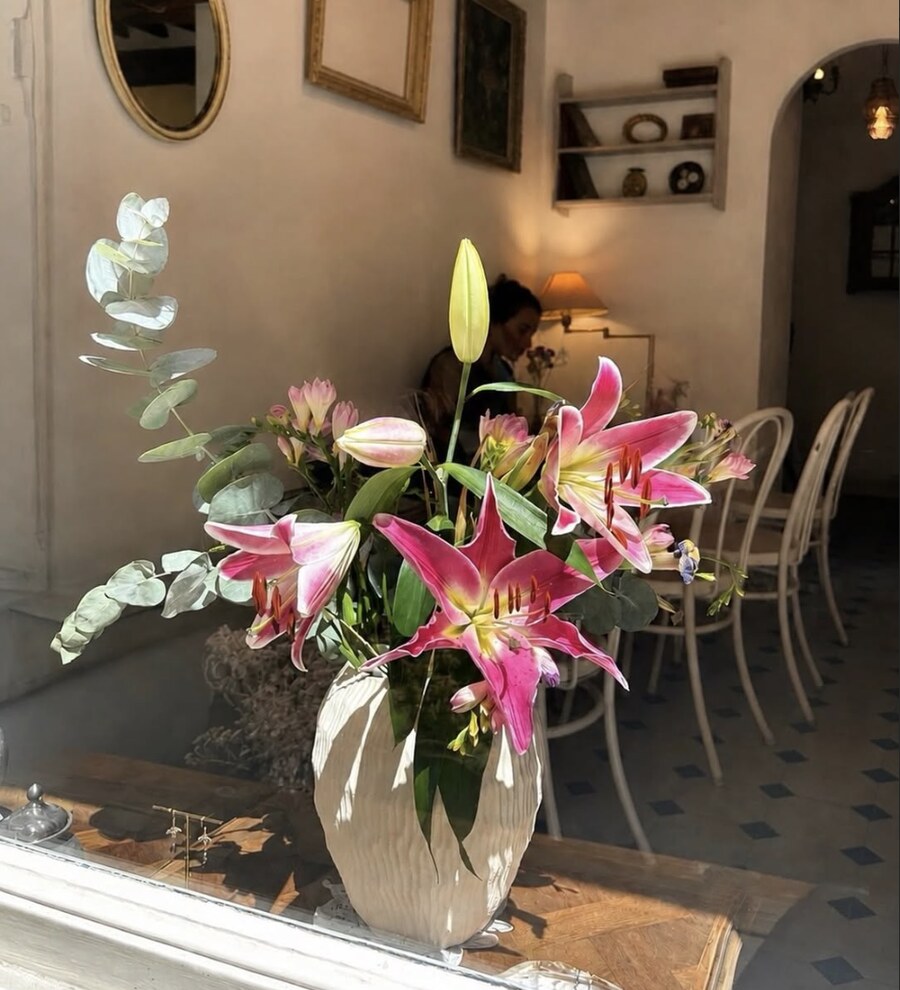 Bouquet de lys et eucalyptus dans la vitrine du Café Fleur