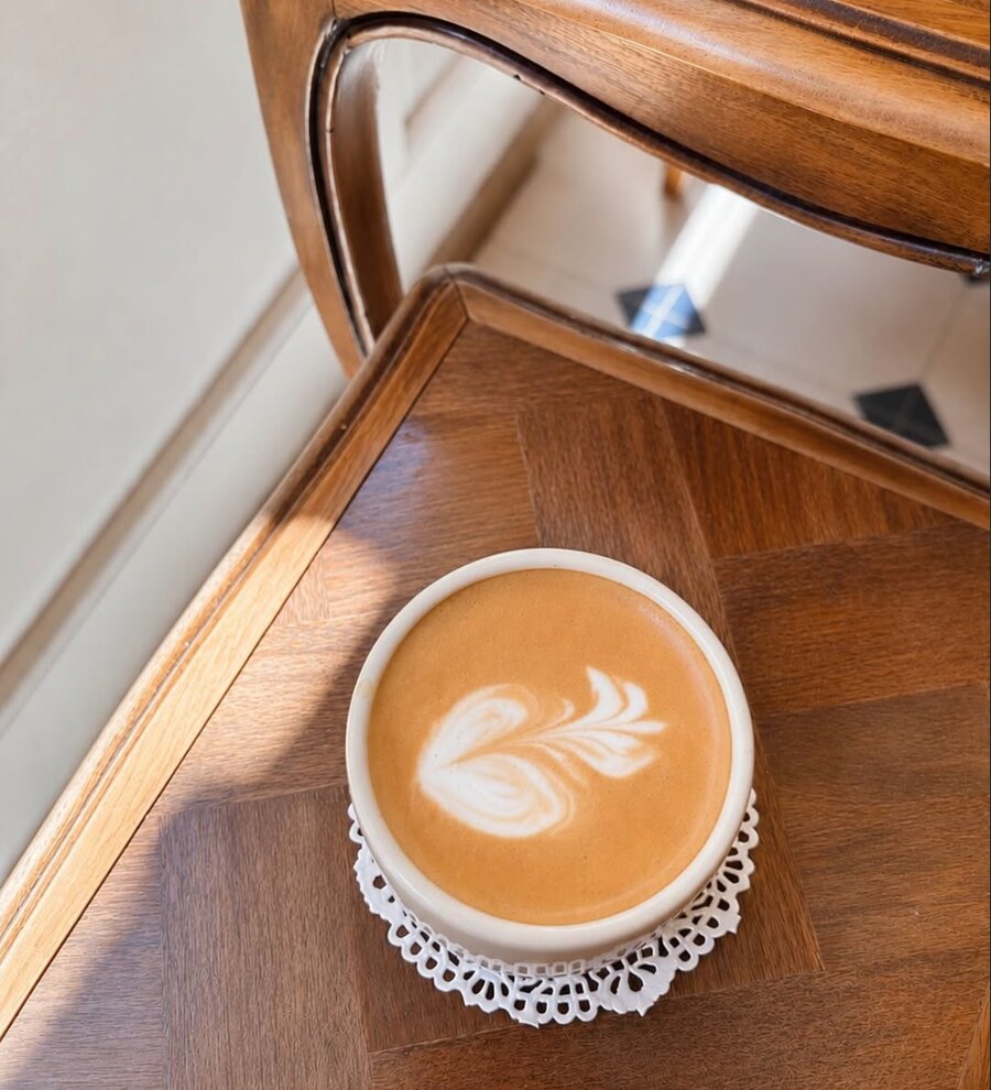Latte art sur un café de spécialité